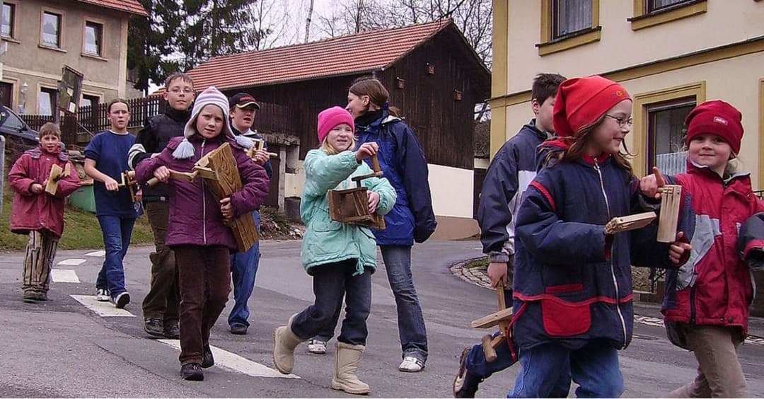 Ratschen: Warum Kinder in der Karwoche mit Holzinstrumenten klappern