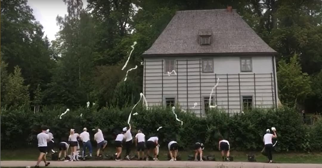 Wegen Frauenbild: Künstlergruppe bewirft Goethe-Gartenhaus mit Klopapier