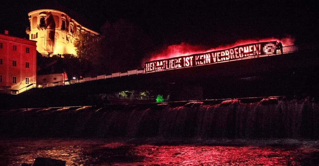 „Heimatliebe ist kein Verbrechen“: Identitäre hissen Riesenbanner in Steyr