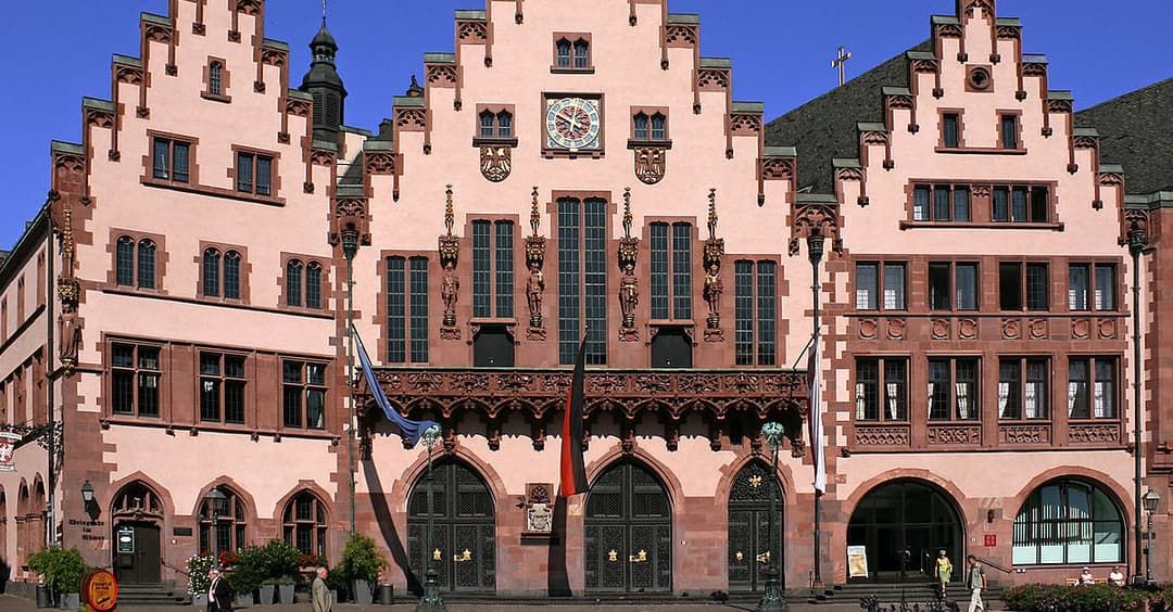 Frankfurt: AfD geht gegen „Antirassismus-Schild“ am Rathaus vor