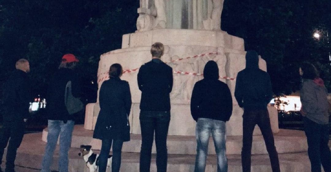 Nach Angriffen: Patriotische Aktivisten bewachen Lueger-Denkmal