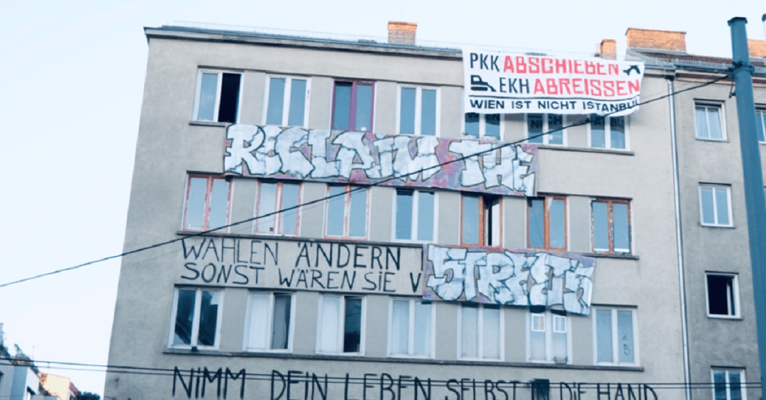 Wien: Rechte Aktivisten hissen Banner auf Antifa-Zentrum