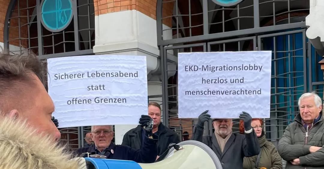 AfD demonstriert gegen Räumung eines Altenheims