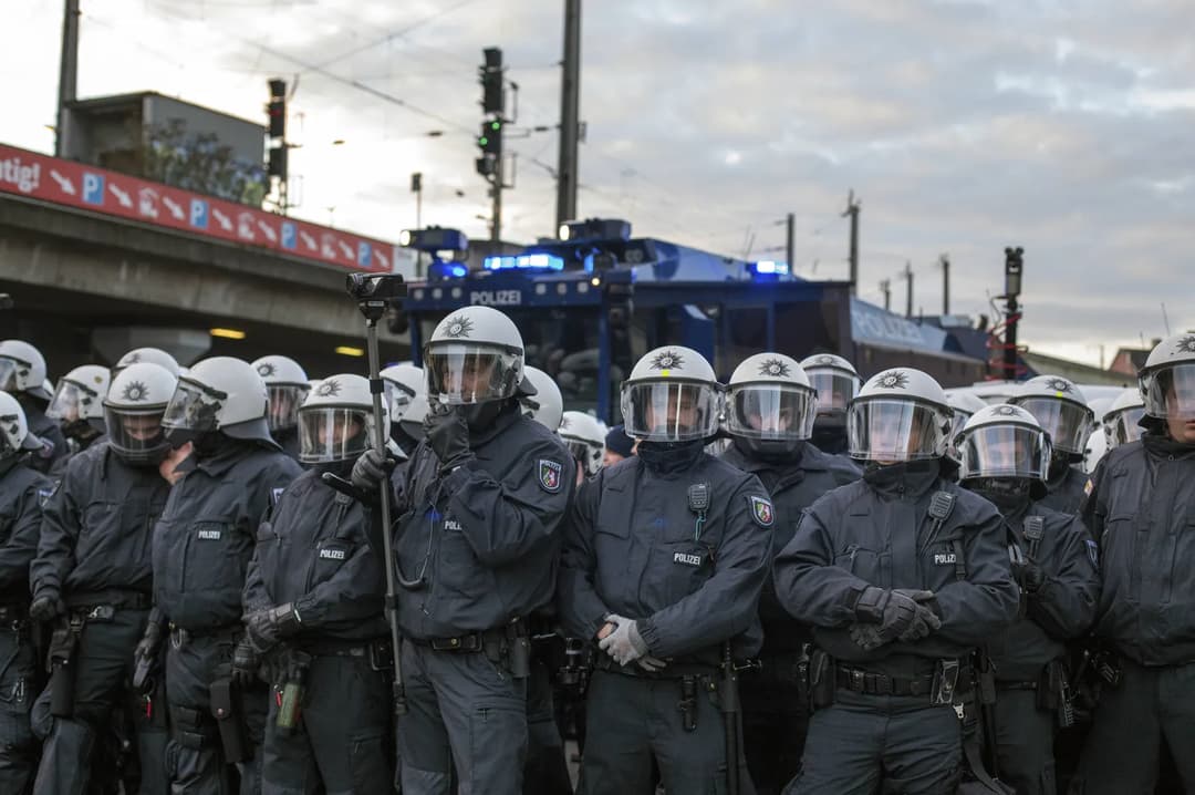 Herford: Linksextreme und Migranten randalieren bei Demo gegen Polizeigewalt