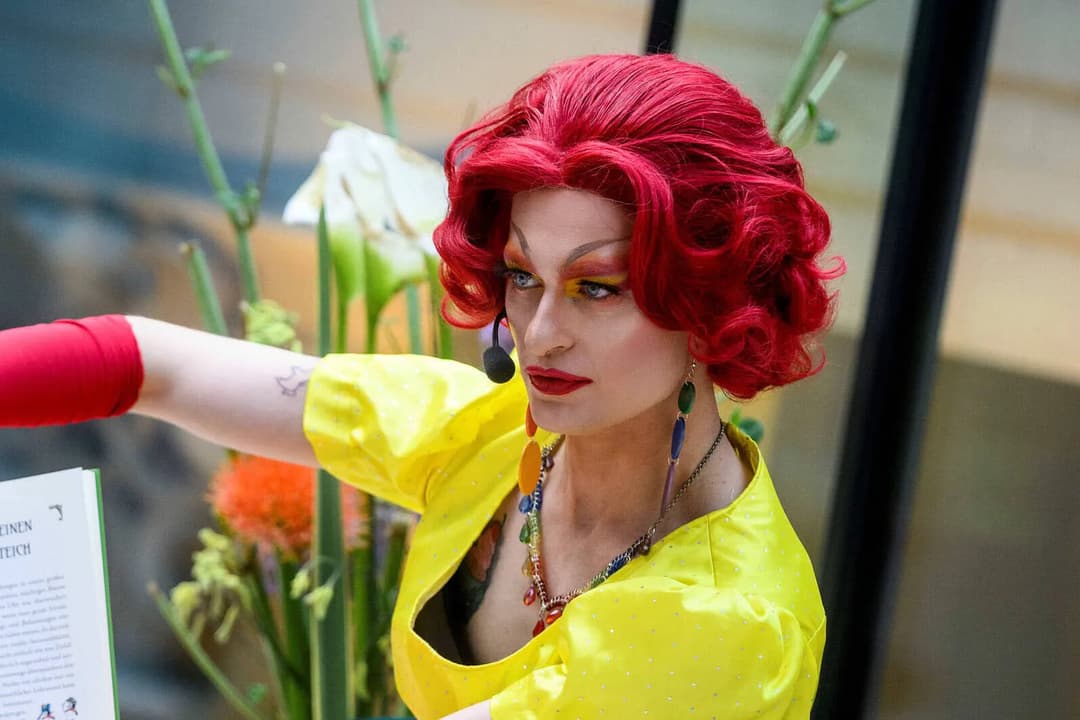 Drag Queen „Candy Licious“ soll Wiener Taxifahrer Toleranz lehren