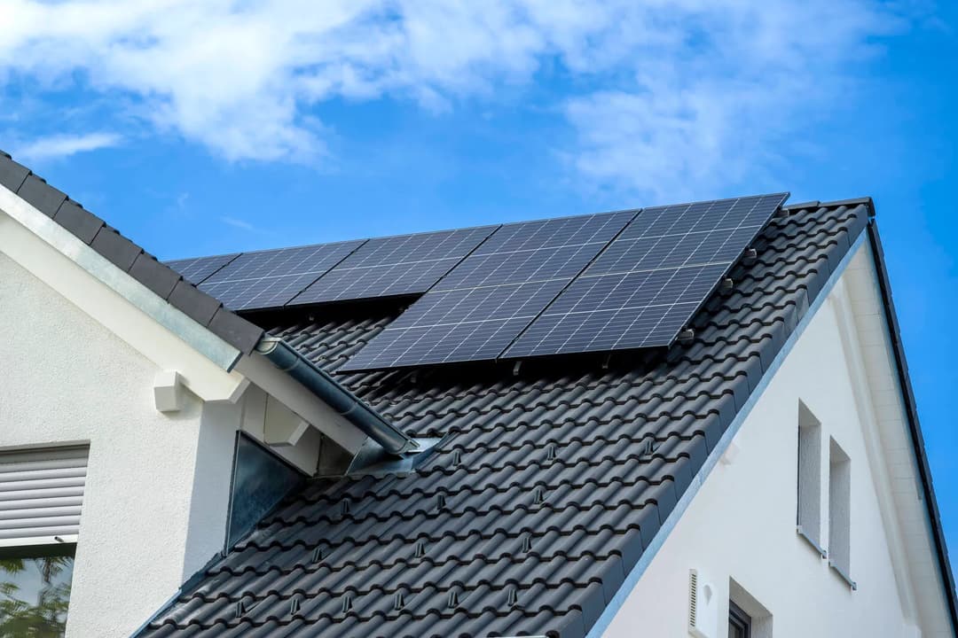 Geplatzter Traum? Paar darf Haus nicht bauen, weil Nachbar Solaranlage hat