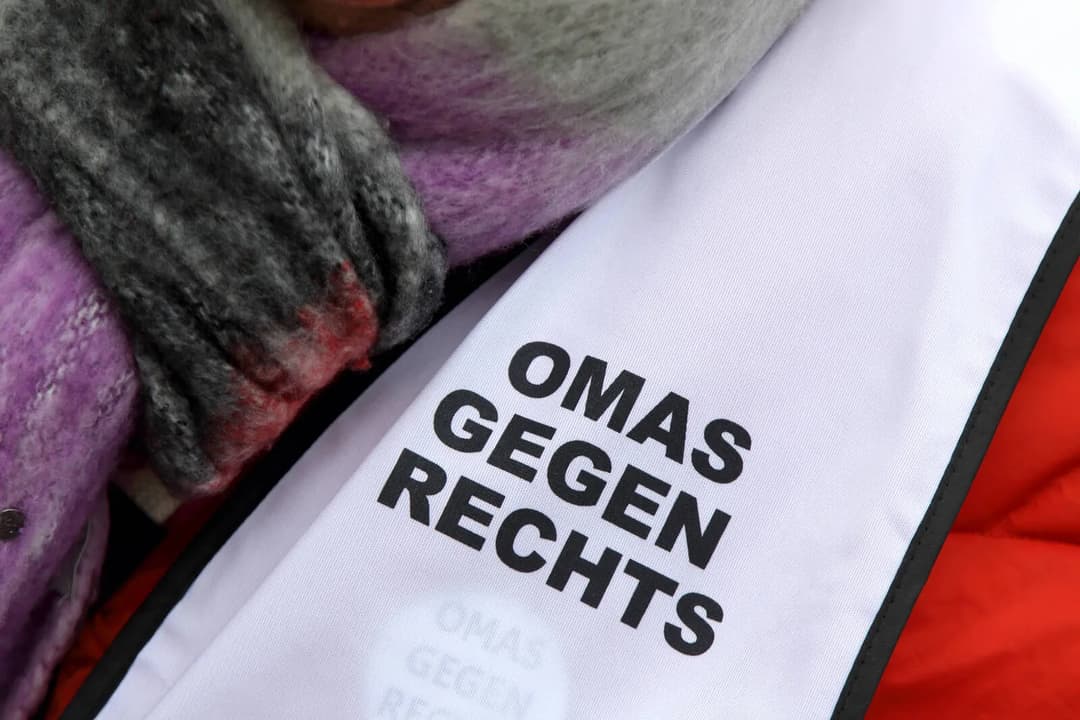 Angriff auf Pegida-Demonstrant: Hausdurchsuchung bei einer „Oma gegen Rechts“