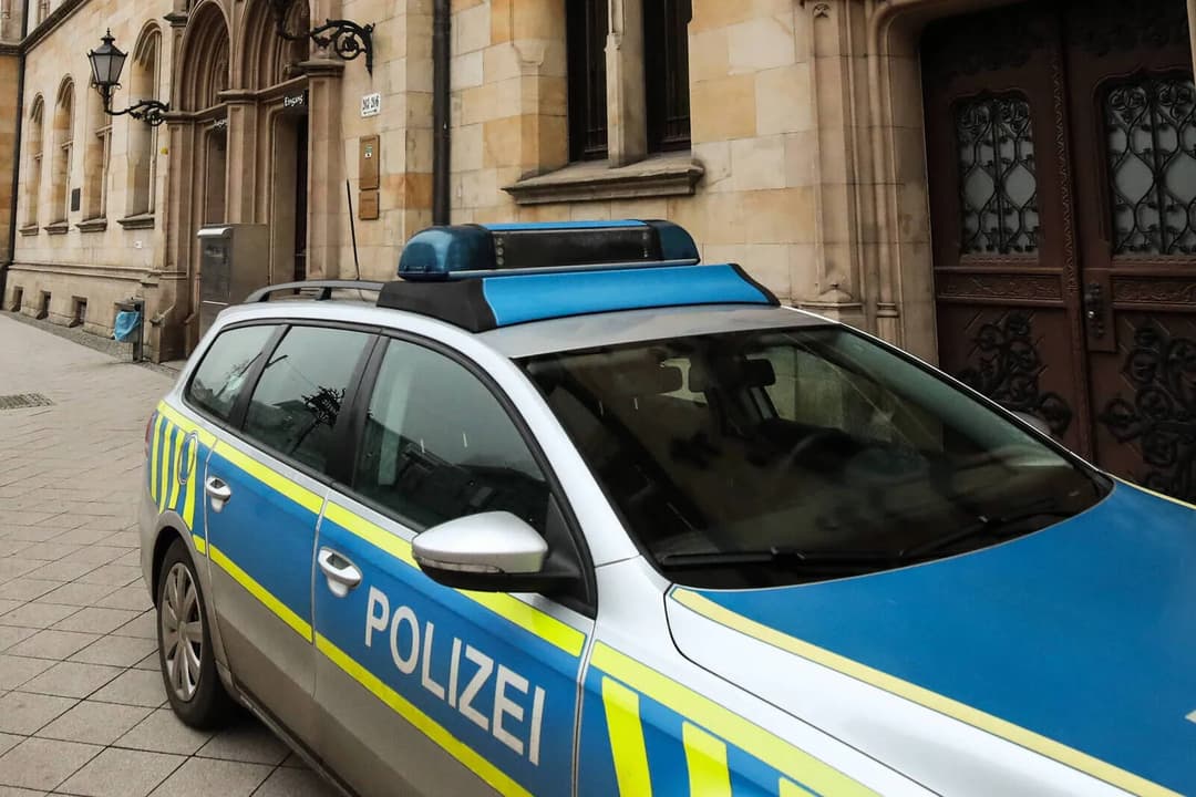 Migrant bedroht AfD-Abgeordneten und Wahlkampfhelfer mit Kampfhund