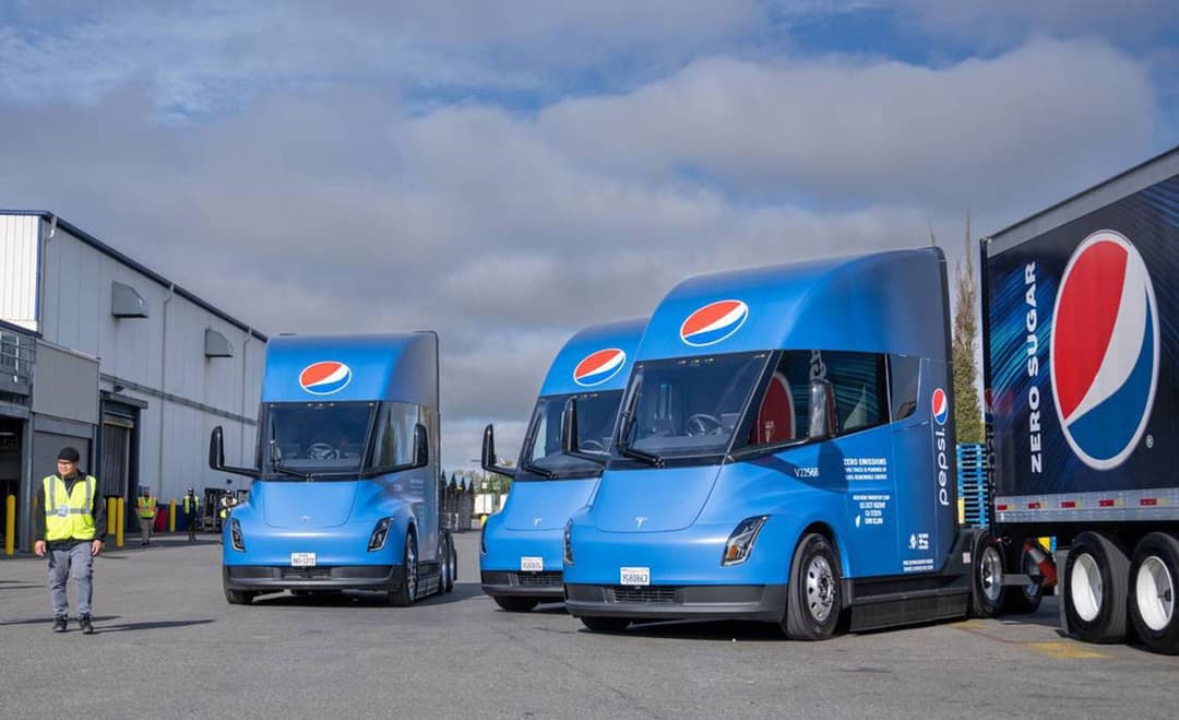 USA: Feuerwehr brauchte 190.000 Liter Wasser, um brennenden Tesla-Truck zu löschen