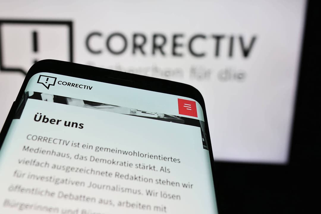 Linke NGO Correctiv belästigt jetzt patriotisches Bürgernetzwerk Ein Prozent