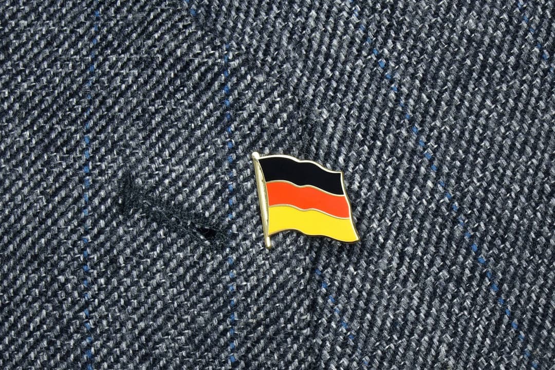 „Absurd“: Jugendlicher sollte im Bundestag Deutschland-Anstecker abnehmen