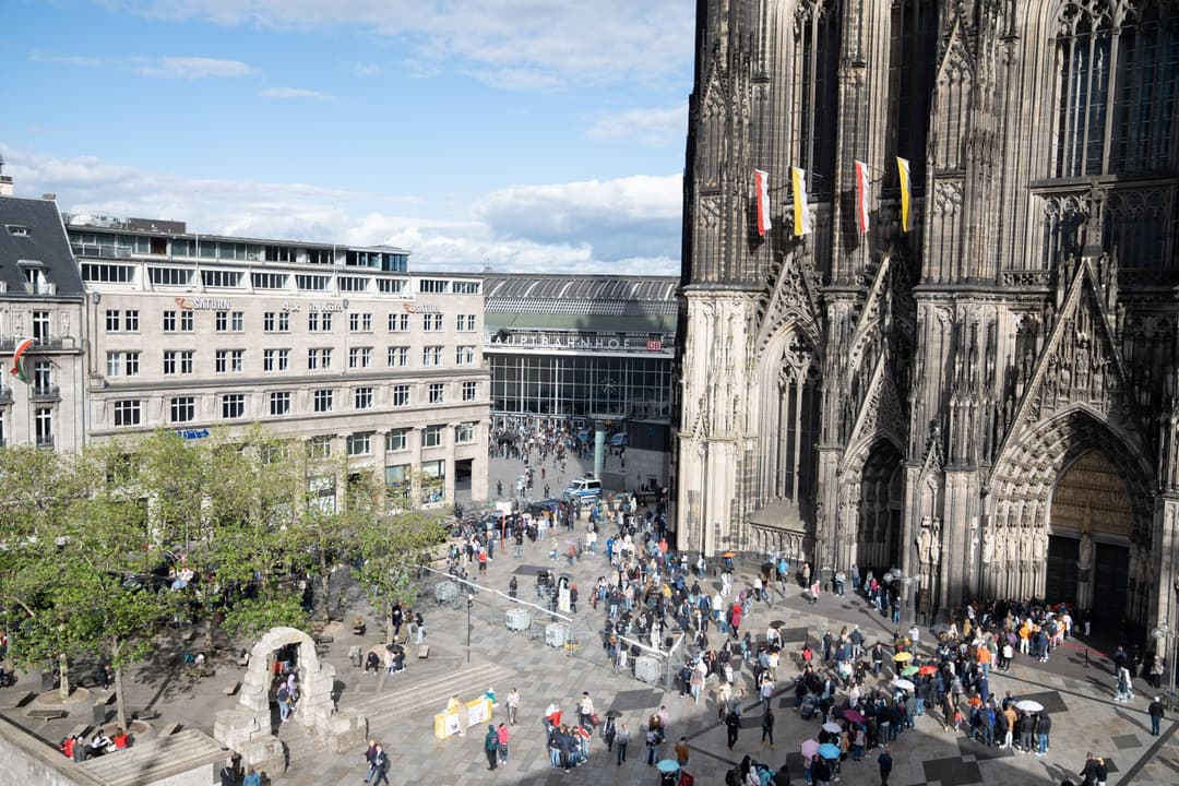 Muslim wirbt vor Kölner Dom für den Islam und sorgt damit für Irritationen bei Touristen