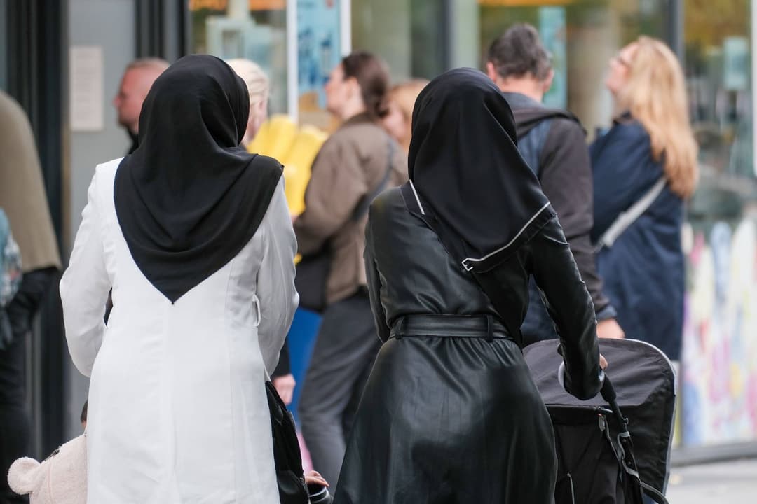 Umfrage zeigt: Mehrheit der Westdeutschen will mehr Migranten im öffentlichen Dienst