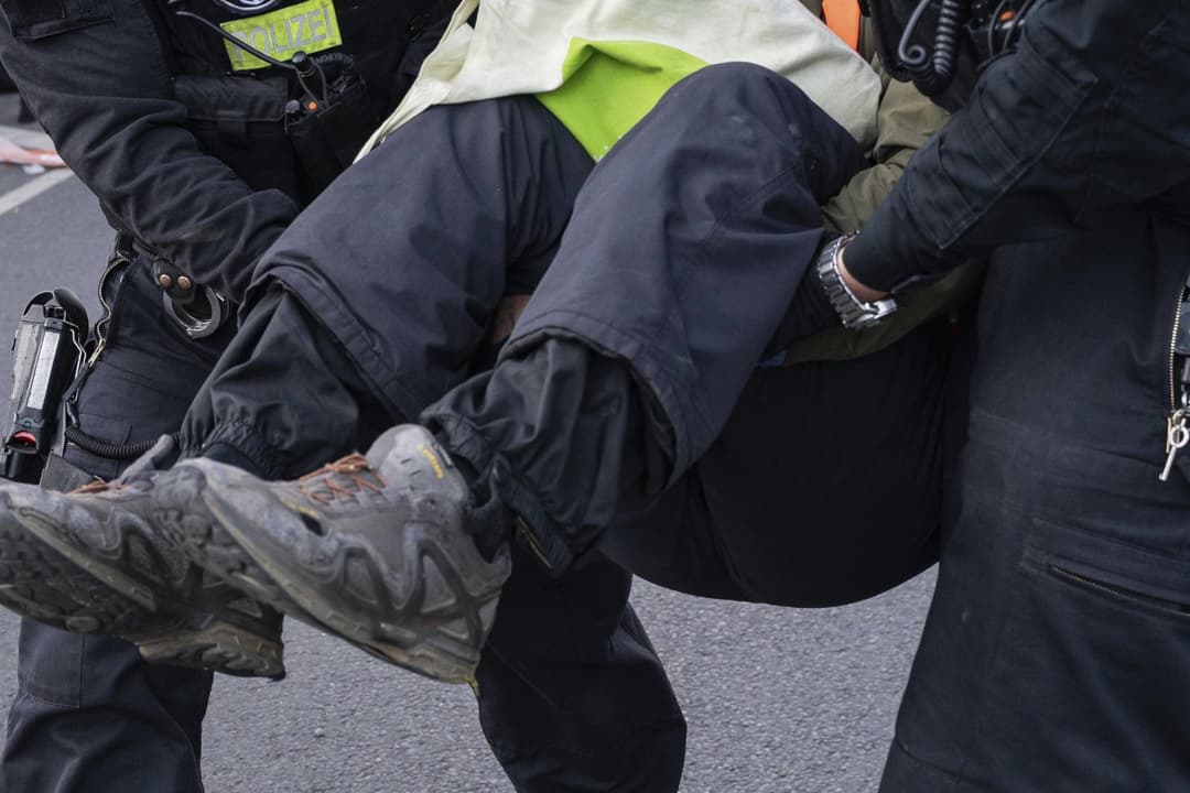 Gerichtsurteil stellt klar: Sitzblockade gegen AfD wird für die Demonstranten teuer