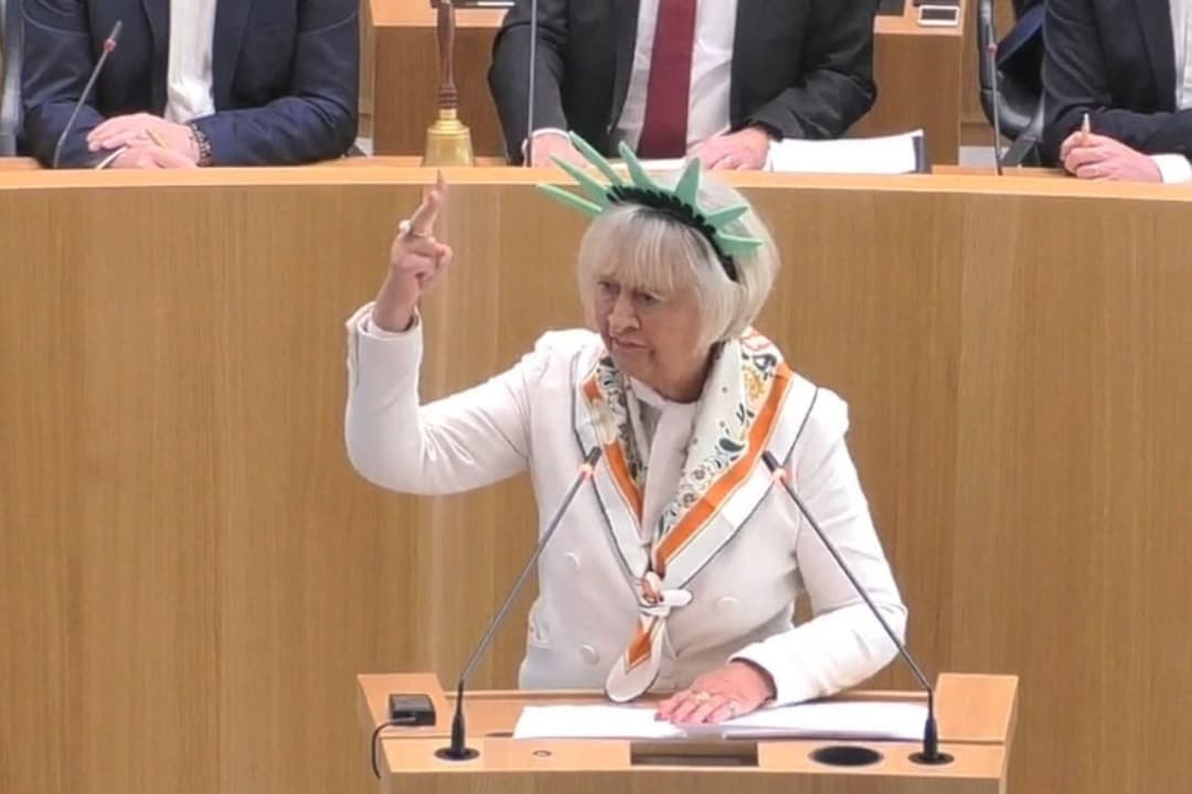 FDP-Politikerin sorgt mit Freiheitsstatue-Haarreif für Gelächter im Landtag