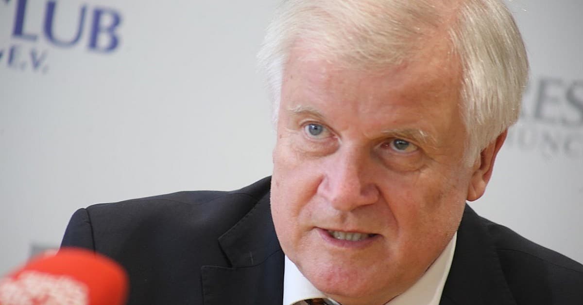 Seehofer (CSU) bekennt sich zu UN-Migrationspakt