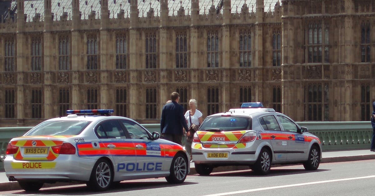 Terrorverdacht in London: Mann fährt in Absperrungen vor Parlament