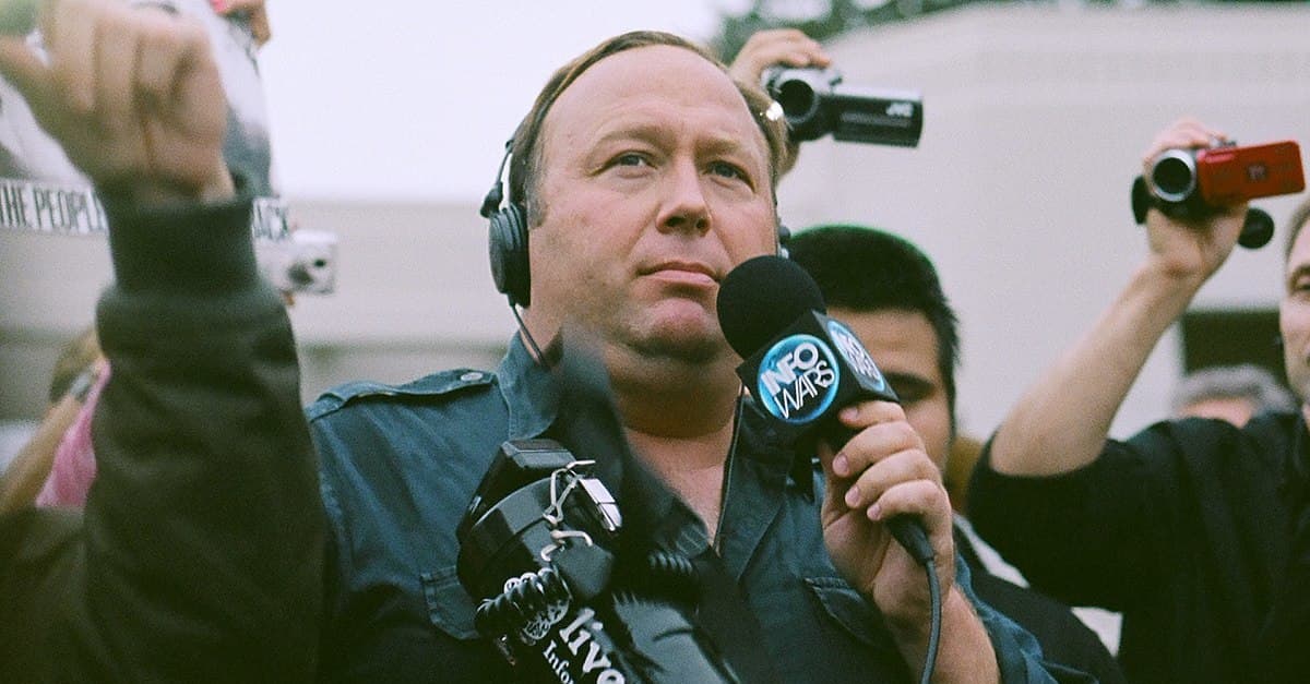 Twitter sperrt Konten von Alex Jones dauerhaft