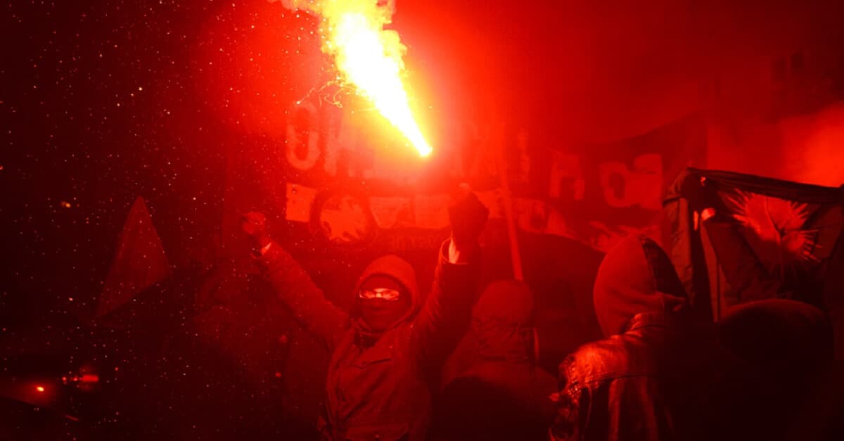 Wien: Linksextreme beschießen Verbindungshaus mit Pyrotechnik