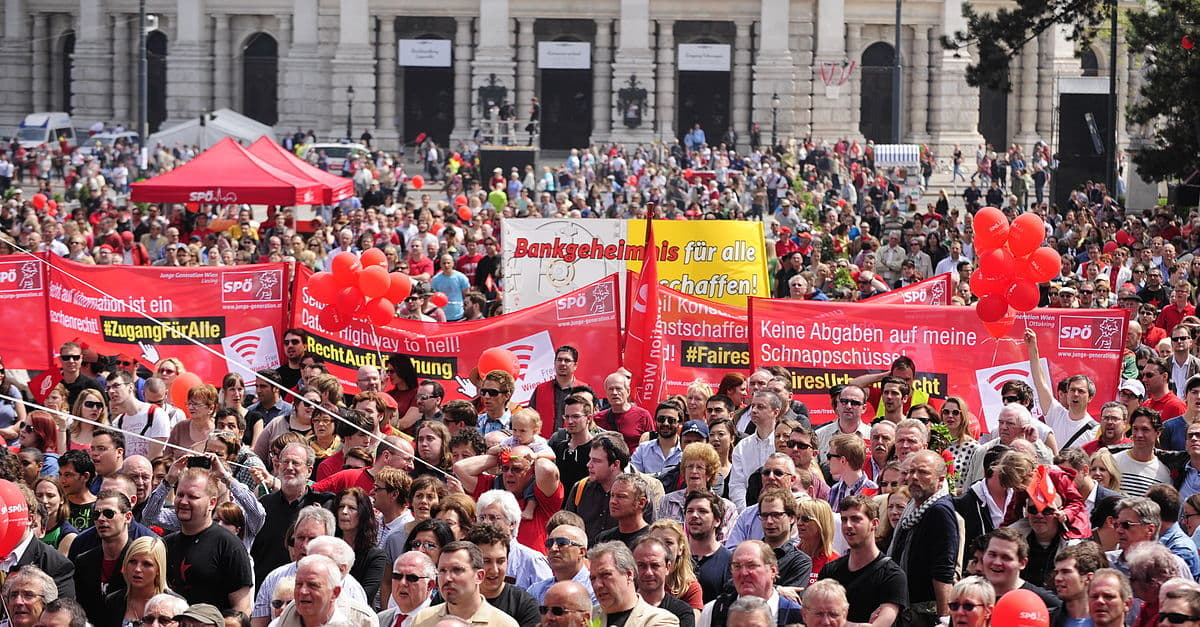 PKK-Symbole bei Maiaufmarsch in Wien: Regierung fordert Distanzierung