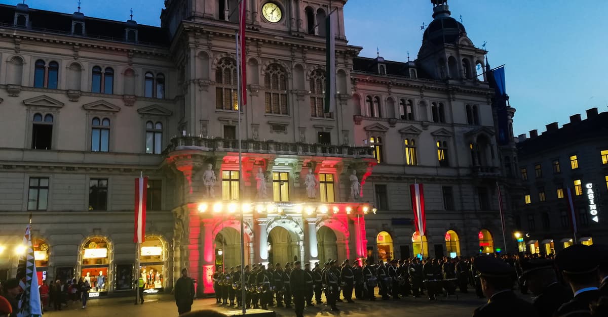 Österreichische Bundesflagge am Hauptplatz gehisst