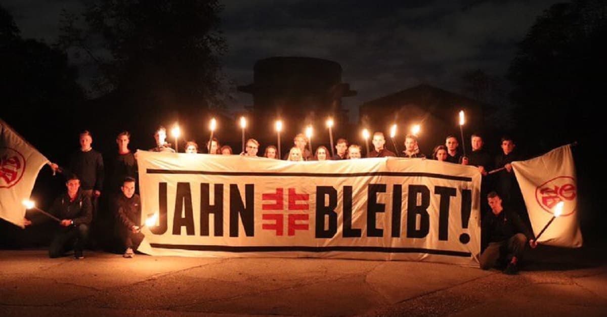 „Jahn bleibt“: Jugendliche protestieren gegen linken Bildersturm