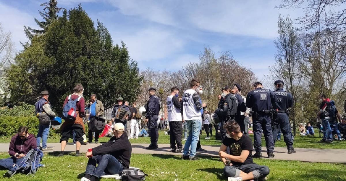 Corona-Demo in Wien: Picknick und Pfefferspray