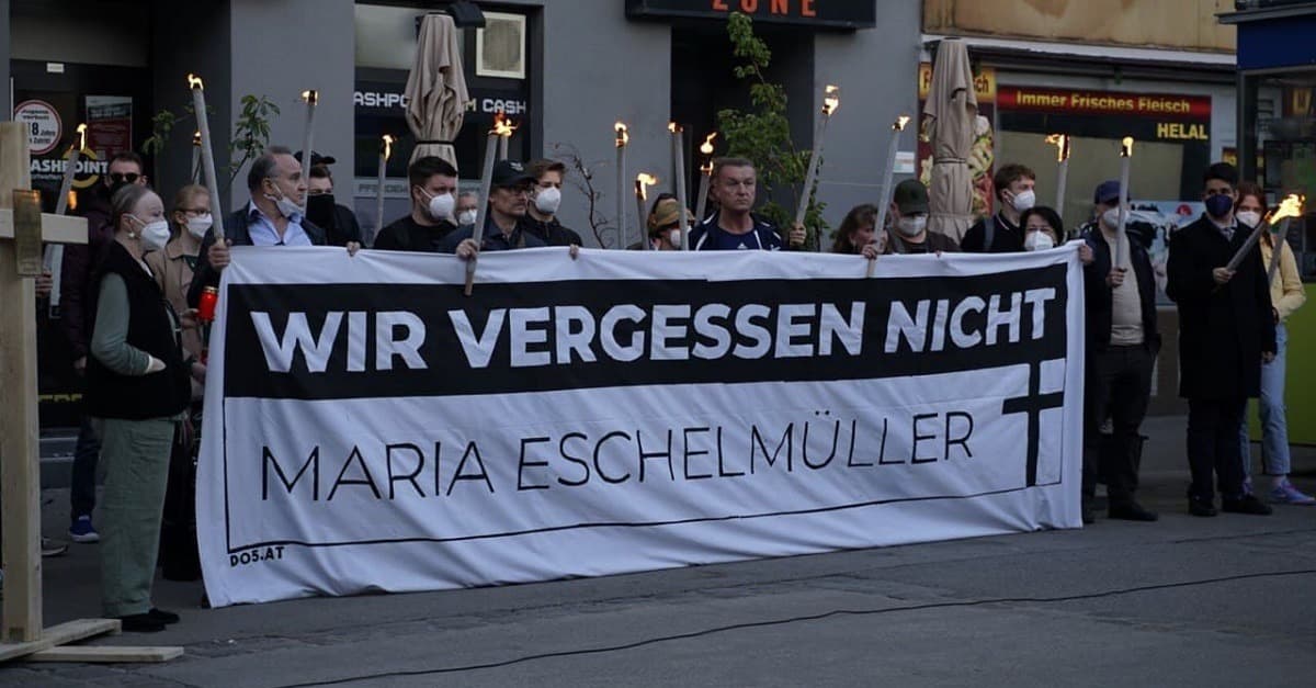 Bei Gedenken an ermordete Frau: Antifa greift Polizisten an