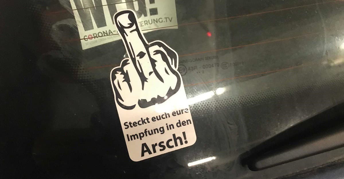 FRISCH GEKLEBT: Der Impf-Stinkefinger