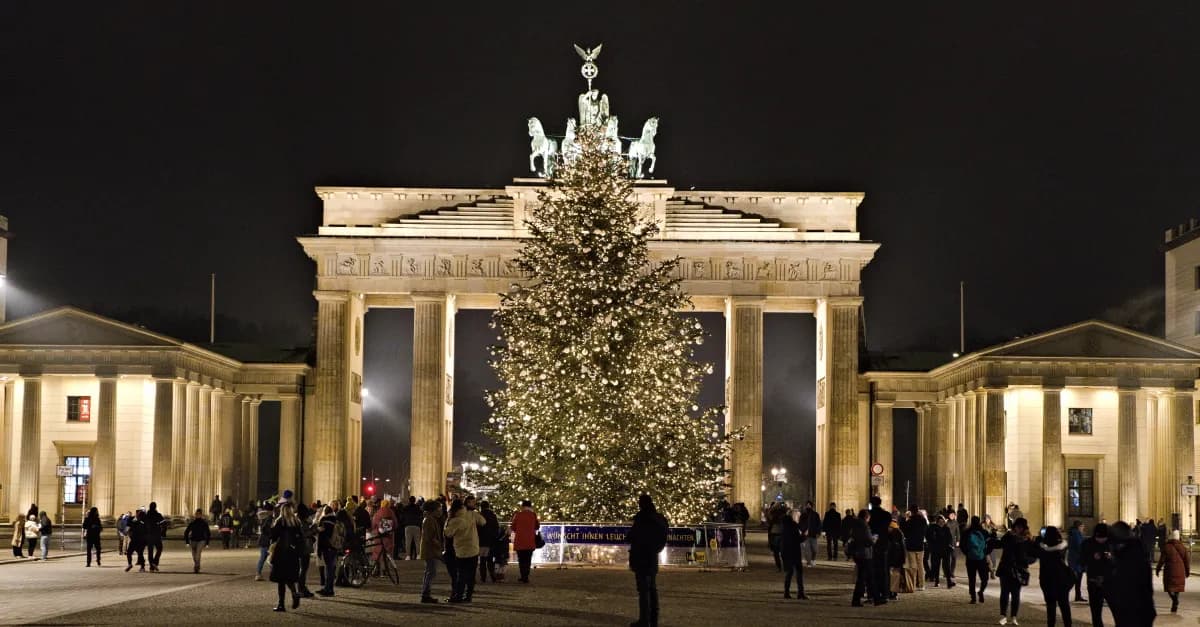 „Letzte Generation“ geht mit Handsäge gegen Weihnachten vor