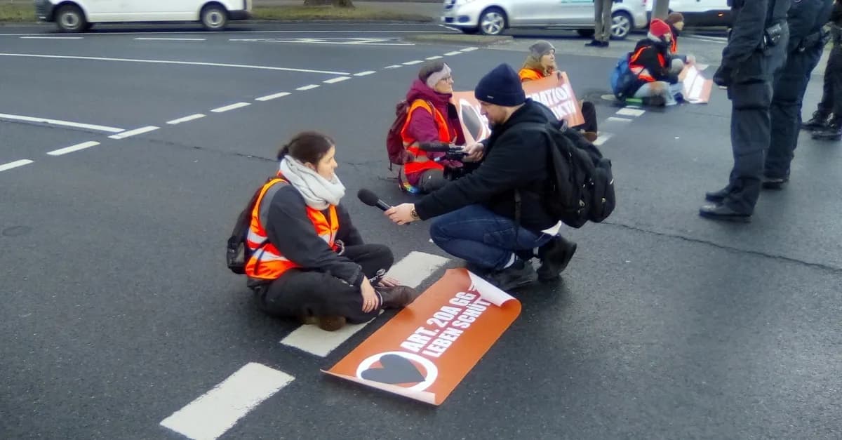 NDR begleitet Klimaextremisten zur Autobahnblockade