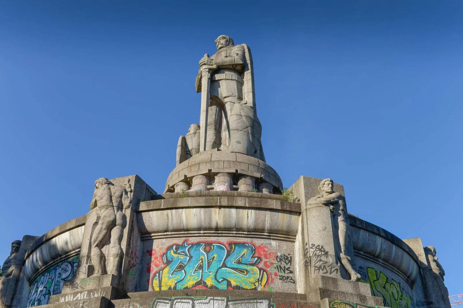 Denkmäler im Fadenkreuz – Wie man eine Kultur „desinfiziert“