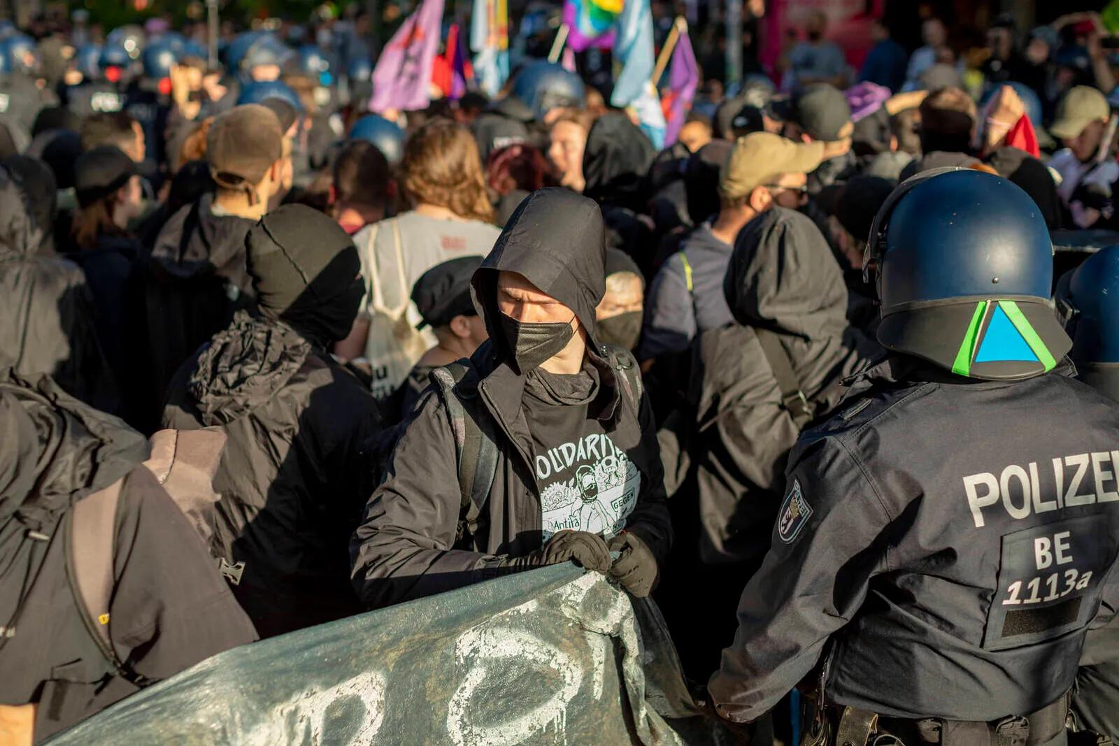 Kleine Anfrage: Mehr als 100 offene Haftbefehle gegen Linksextremisten