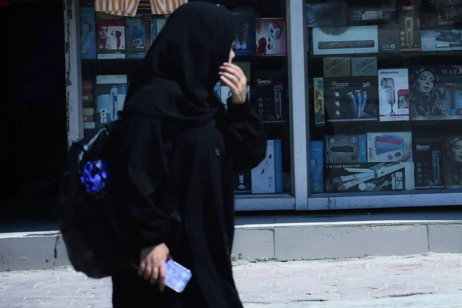 Frankreich will islamische Abayas aus Schulen verbannen