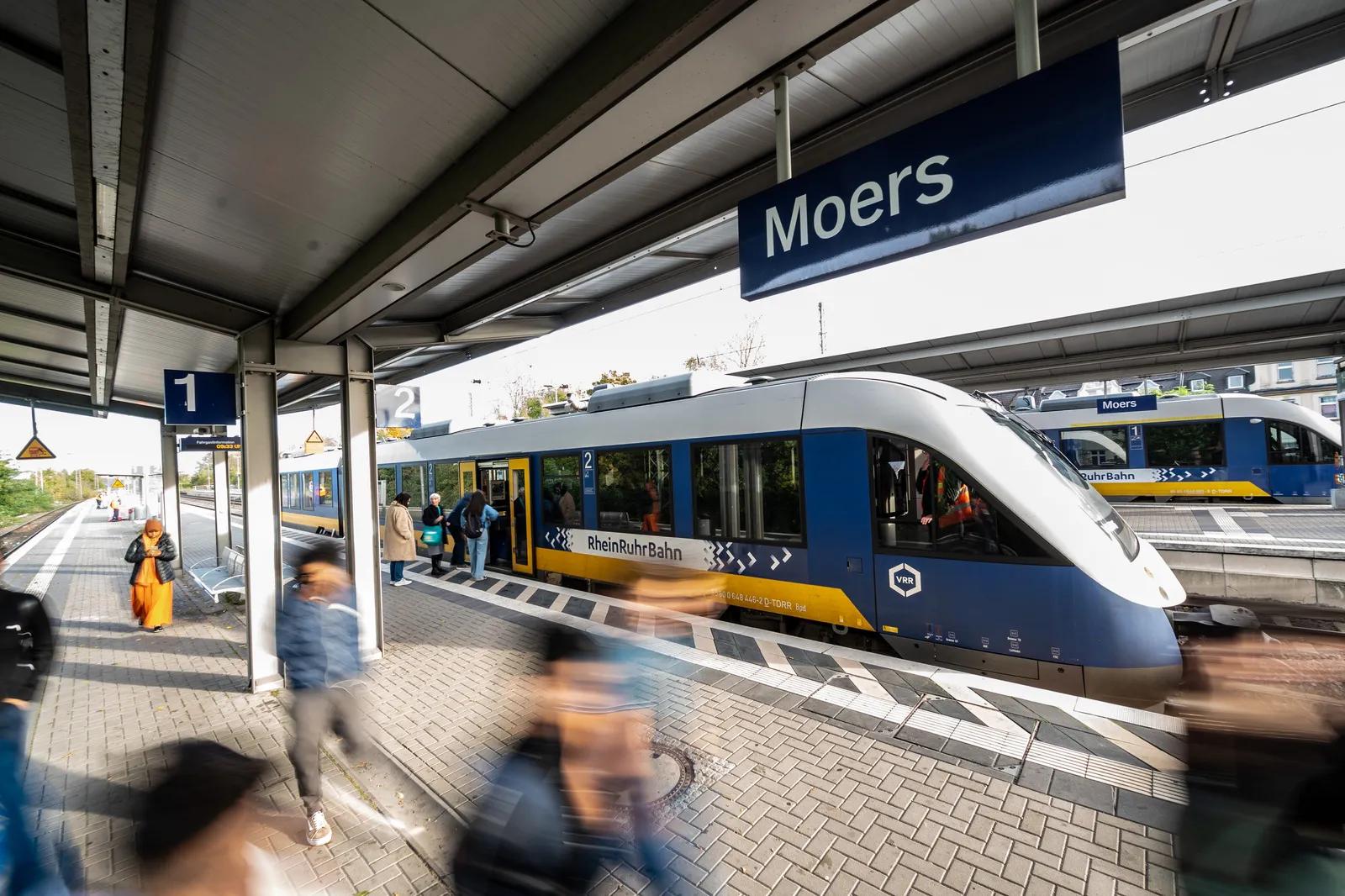 Macheten-Männer warten und fordern Entschuldigung: 24-Jähriger am Bahnhof überfallen