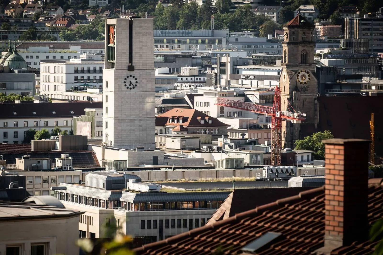 Für 250.000 Euro: Stuttgart stellt Sonnenschirme auf, damit sie die Straße beschatten