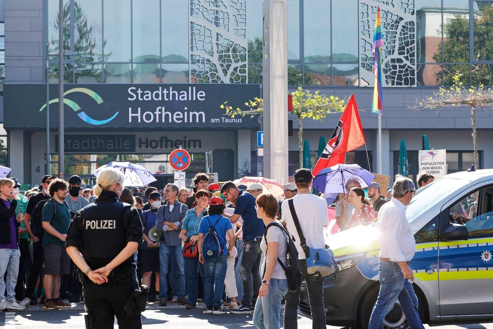 AfD-Landesparteitag in Hofheim: Großeinsatz der Polizei mit Wasserwerfer