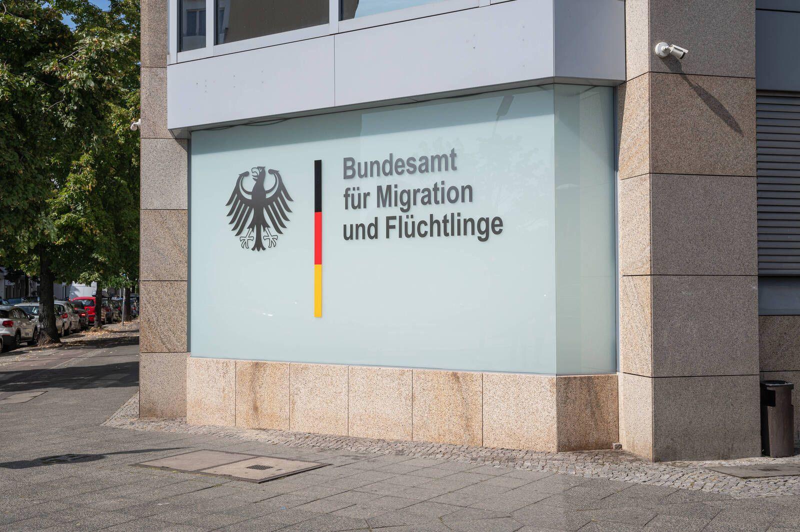 Langsame Asylverfahren: BAMF stellt massiv Migrationsentscheider ein