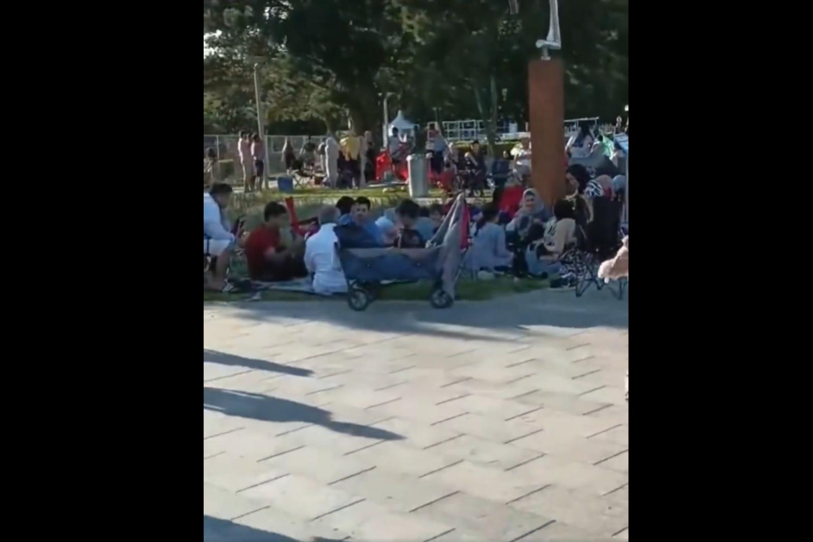 Video aus Travemünde: Migranten an der Strandpromenade sorgen für Diskussionen