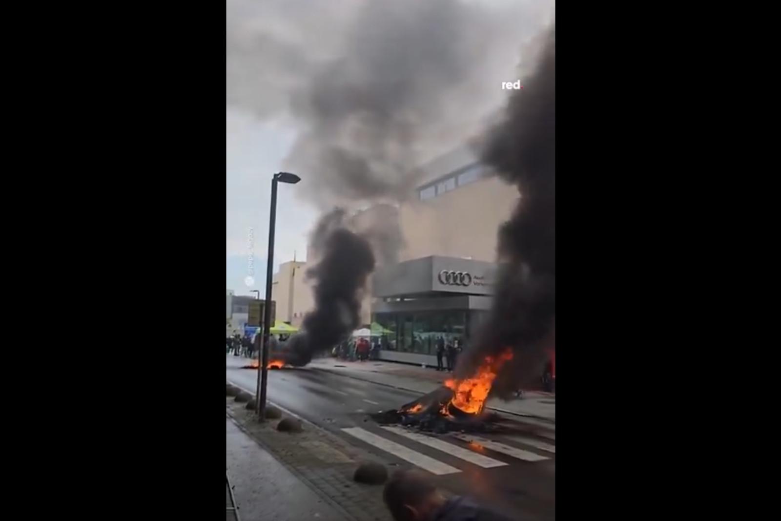 Audi-Werk in Brüssel vor dem Aus: Mitarbeiter protestieren und zünden Reifen an