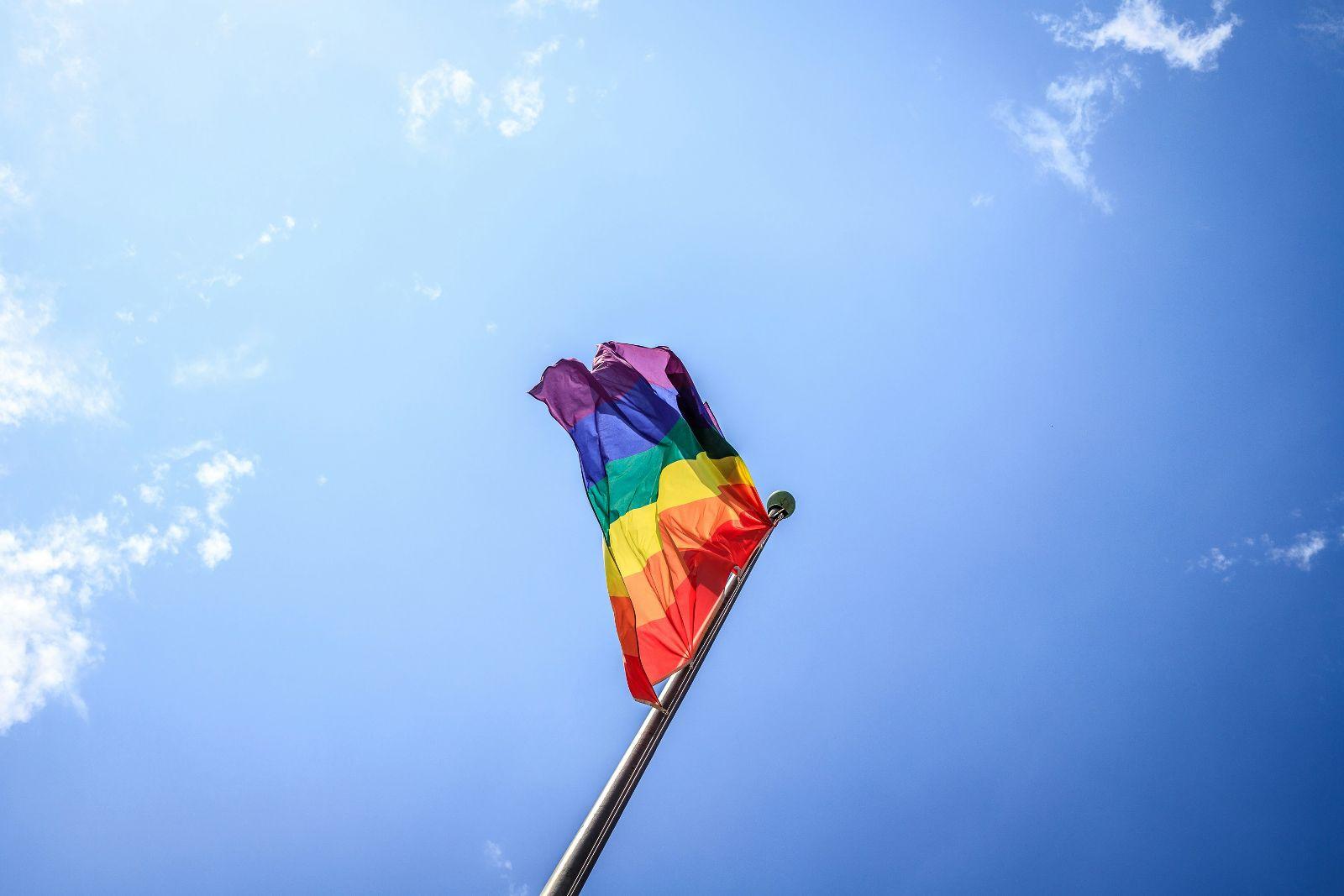 Stadt entfernt Regenbogenfahne – schwuler Oberbürgermeister tritt zurück