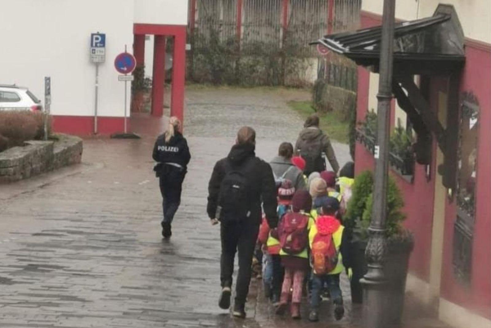 Obernburg: Kindergartenkinder mit Polizeischutz unterwegs? Das sagt die Polizei