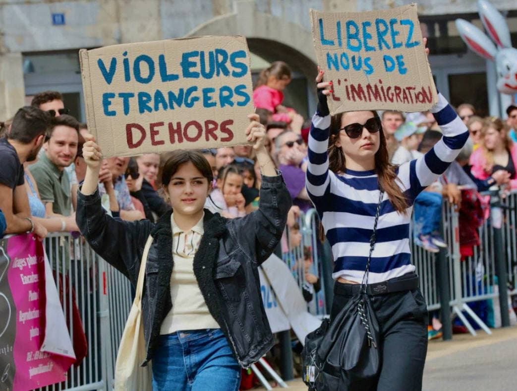 Yona und eine andere Aktivistin beim Karneval 2024. Bild: Collectif Nemesis.